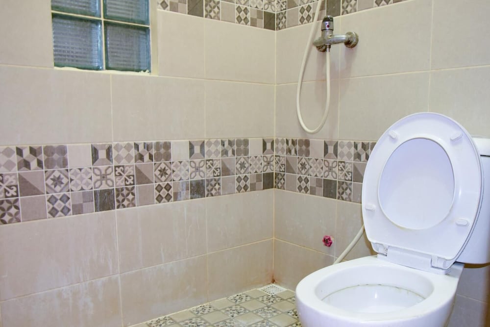 RedDoorz Near Mangga Dua Square