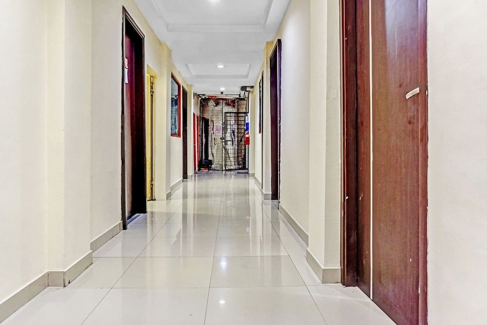 Super Oyo 90692 Point Hostel