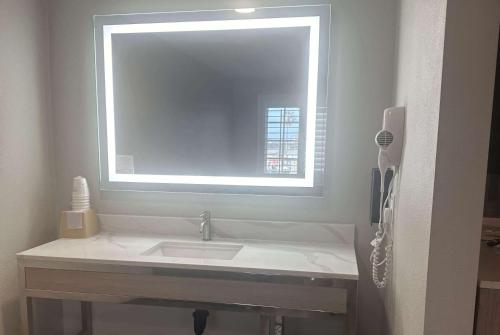 Super 8 by Wyndham Oceanside Downtown