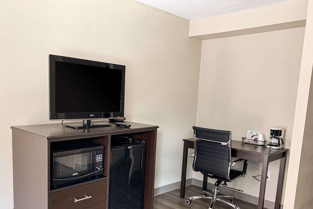 Studio6 Suites Vancouver, WA - Waterfront