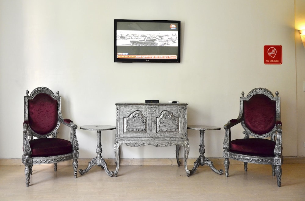 Hotel Gem 92 Residency