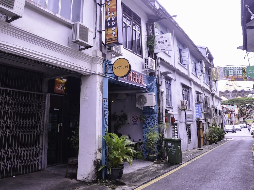 Spot On 89929 Tropical Lodge