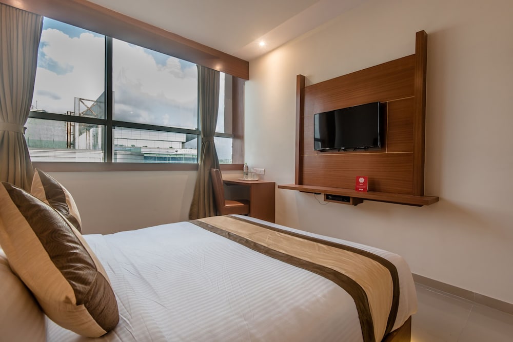 FabHotel Empire Suites Mumbai Airport by OYO Rooms