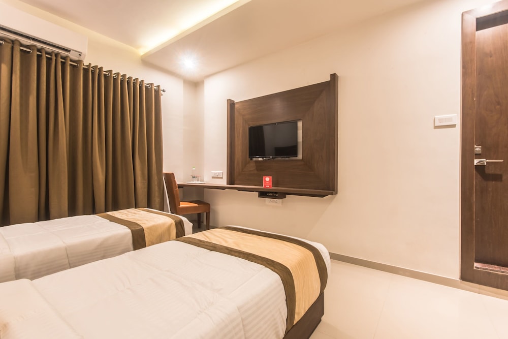 FabHotel Empire Suites Mumbai Airport by OYO Rooms