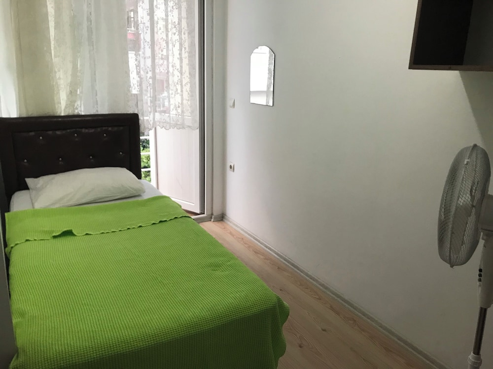 Karabina Eylül Aparts