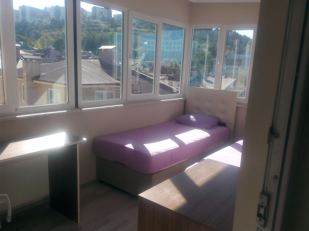 Karabina Eylül Aparts