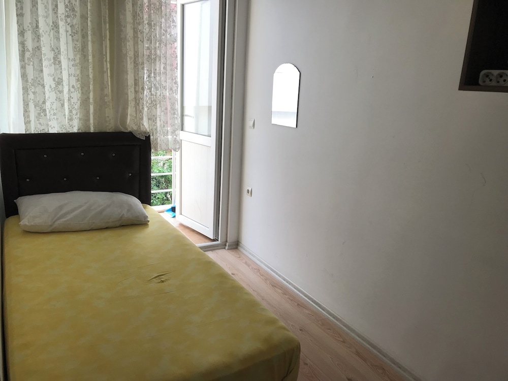 Karabina Eylül Aparts