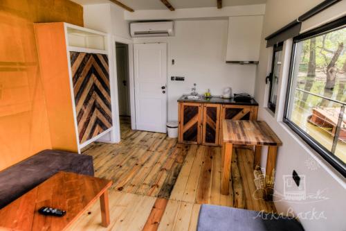 ArkaBarka Floating Hostel and Apartments