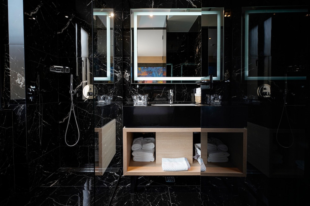 Maccani Black Luxury Suites