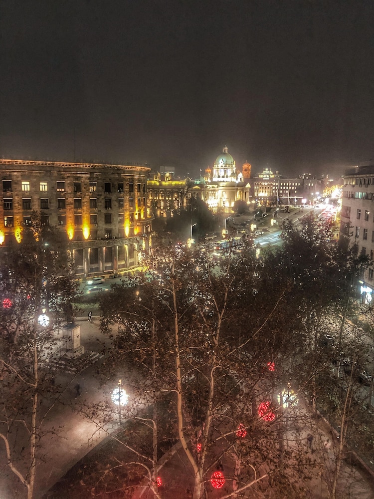 Maccani Black Luxury Suites