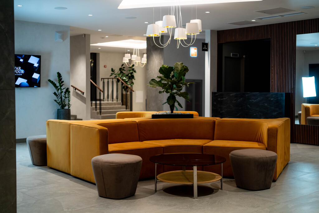 FarFour Inn & Suite